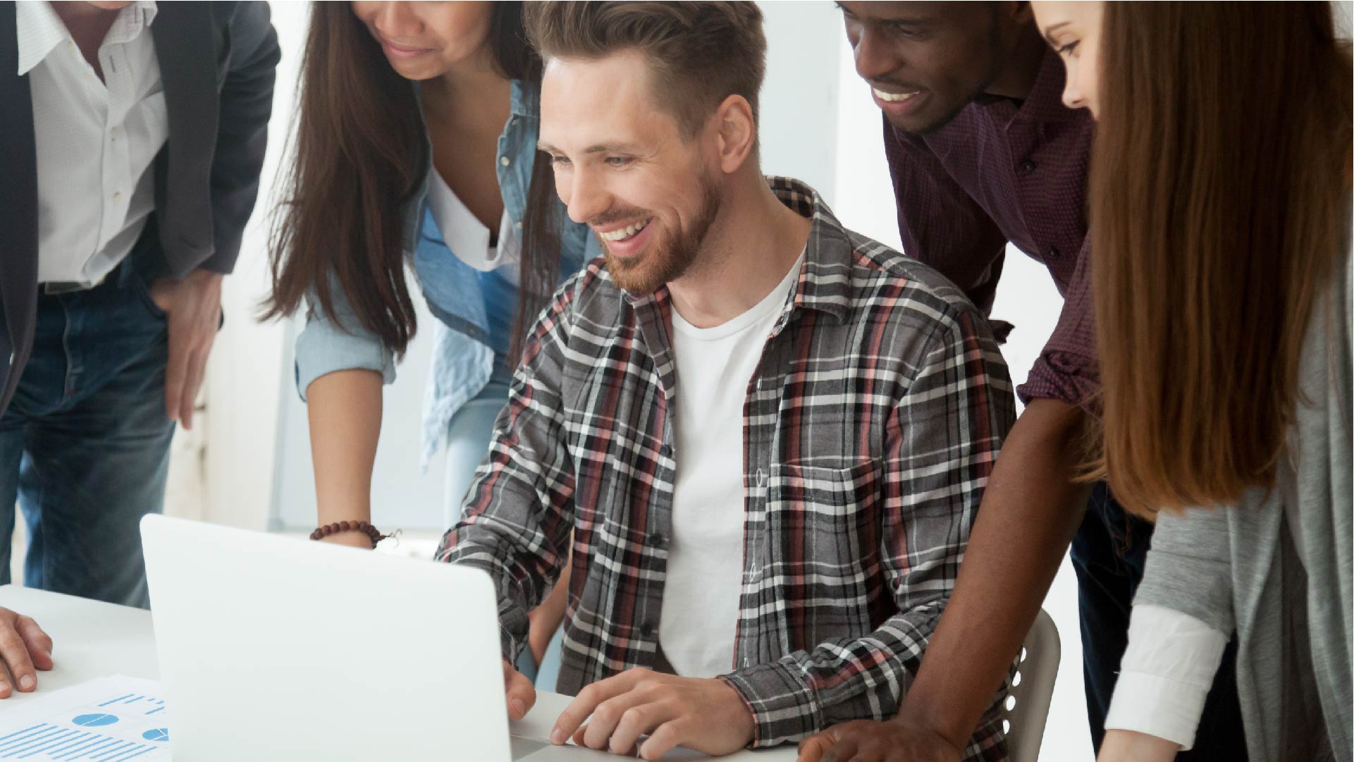 Jonge mensen werken rond de computer Jonge mensen werken rond de computer